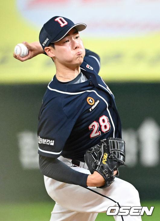 [OSEN=인천, 김성락 기자] 28일 오후 인천 미추홀구 SSG랜더스필드에서 ‘2024 신한은행 SOL Bank KBO리그’ SSG 랜더스와 두산 베어스의 경기가 열렸다.이날 홈팀 SSG 는 송영진, 원정팀 두산은 최준호를 선발투수로 내세웠다.8회말 2사 2루 두산 최승용이 마운드에 올라 힘차게 공을 뿌리고 있다. 2024.07.28 / ksl0919@osen.co.kr