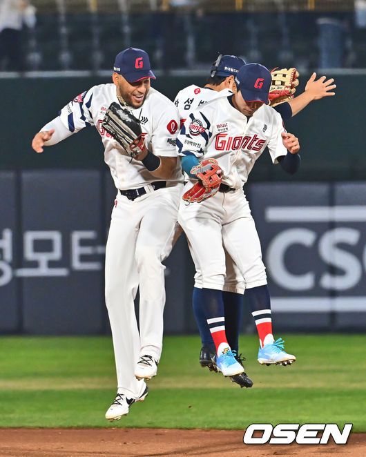 [OSEN=부산, 이석우 기자] 10일 부산 사직야구장에서 2025 신한 SOL 뱅크 KBO 리그 롯데 자이언츠와 KIA 타이거즈의 경기가 열렸다. 홈팀 롯데는 반즈가, 방문팀 KIA는 윤영철이 선발로 출전했다.롯데 자이언츠 레이예스와 외야수들이 KIA 타이거즈에 8-3으로 승리한 후 기쁨을 나누고 있다. 2025.04.10 / foto0307@osen.co.kr