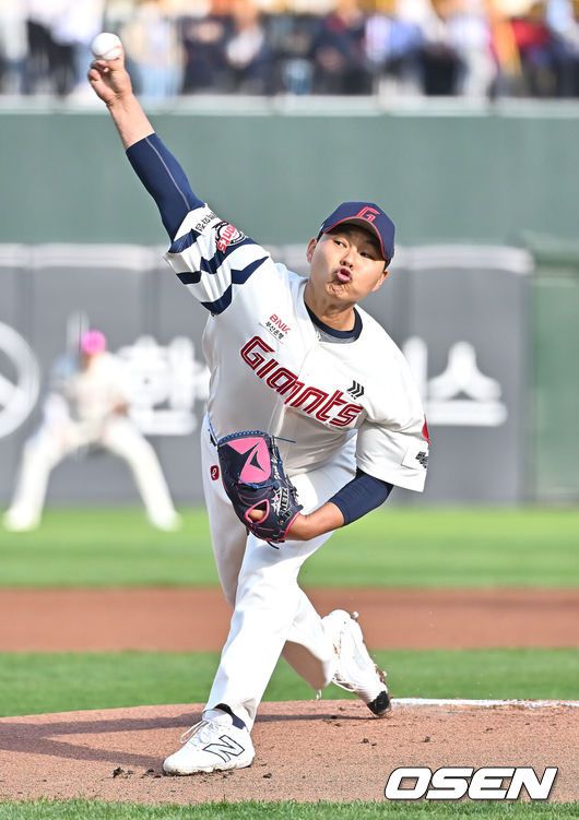 [OSEN=부산, 이석우 기자] 3일 부산 사직야구장에서 2025 신한 SOL 뱅크 KBO 리그 롯데 자이언츠와 NC 다이노스의 경기가 열린다. 홈팀 롯데는 박진, 방문팀 NC는 신민혁이 선발 출전한다.롯데 자이언츠 선발 투수 박진이 역투하고 있다. 2025.05.03 / foto0307@osen.co.kr