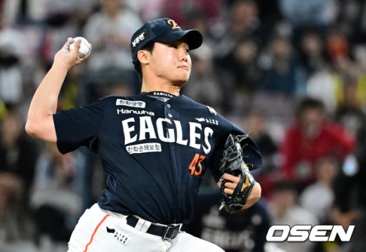 [OSEN=광주, 지형준 기자] 한화 이글스가 짜릿한 연장승을 거두며 5연승을 질주했다. 한화는 2일 광주-기아 챔피언스필드에서 열린 2025 프로야구 신한은행 SOL bank KBO리그 KIA 타이거즈와의 경기를 3-2로 잡았다. 연장 11회초 노시환이 좌월 솔로포를 터트려 결승점을 뽑았다. 선발 엄상백 5이닝 2실점에 이어 필승조까지 총동원해 무실점으로 막았다. 5연패에 빠진 선두 LG 트윈스에 반게임차로 다가섰다.연장 11회말 한화 정우주가 역투하고 있다. 2025.05.02 /jpnews@osen.co.kr