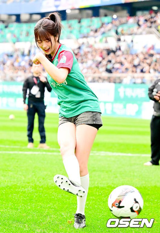 [OSEN=대전, 김성락 기자] 3일 오후 대전 유성구 대전월드컵경기장에서 ‘하나은행 K리그1 2025’ 11라운드 대전 하나 시티즌과 FC 안양의 경기가 열렸다. 대전은 7승 2무 2패로 리그 1위를, 안양은 5승 0무 6패로 리그 6위를 기록하고 있다. 경기 시작에 앞서 아이브 안유진이 시축을 하고 있다. 2025.05.03 / ksl0919@osen.co.kr