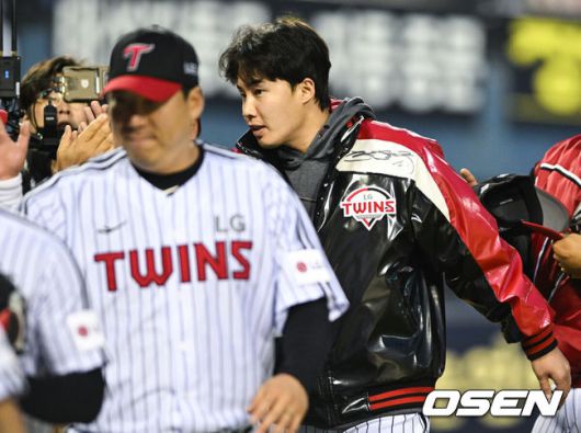 [OSEN=잠실, 조은정 기자프로야구LG 트윈스가 SSG 랜더스를 꺾고 5연패에서 벗어났다.LG는 3일 서울 잠실구장에서 열린 2025 KBO리그SSG와 경기에서 4-1로 승리했다.LG 임찬규가 염경엽 감독과 승리를 기뻐하고 있다. 2025.05.03 /cej@osen.co.kr