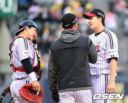 [OSEN=잠실, 조은정 기자3일 오후 서울 잠실구장에서 ‘2025 신한 SOL BANK KBO리그’ LG 트윈스와 SSG 랜더스의 경기가 열렸다.이날 경기에 홈팀 LG는 임찬규를 방문팀 SSG은 김광현을 선발로 내세웠다.7회말 무사 1루 LG 선발 임찬규가 교체되고 있다. 2025.05.03 /cej@osen.co.kr