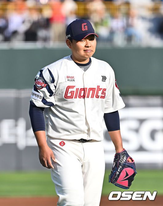 [OSEN=부산, 이석우 기자] 3일 부산 사직야구장에서 2025 신한 SOL 뱅크 KBO 리그 롯데 자이언츠와 NC 다이노스의 경기가 열린다. 홈팀 롯데는 박진, 방문팀 NC는 신민혁이 선발 출전한다.롯데 자이언츠 선발 투수 박진이 1회초 2실점하고 아쉬운 표정을 짓고 있다. 2025.05.03 / foto0307@osen.co.kr