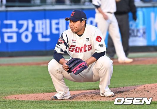 [OSEN=부산, 이석우 기자] 3일 부산 사직야구장에서 2025 신한 SOL 뱅크 KBO 리그 롯데 자이언츠와 NC 다이노스의 경기가 열린다. 홈팀 롯데는 박진, 방문팀 NC는 신민혁이 선발 출전한다.롯데 자이언츠 선발 투수 박진이 3회초 1실점 하고 아쉬운 표정을 짓고 있다. 2025.05.03 / foto0307@osen.co.kr