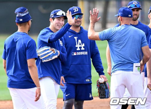 [OSEN=애리조나(미국), 이대선 기자] 18일(한국시간) 미국 애리조나주 글렌데일 캐멀백 랜치에서 2025 메이저리그 LA 다저스의 스프링캠프가 진행됐다.김혜성은 다저스와 최대 3+2년 2200만 달러(약 320억원) 계약에 합의하며 메이저리그 진출에 성공했다.LA 다저스 김혜성이 훈련을 마치고 동료들과 인사를 나누고 있다. 2025.02.18 /