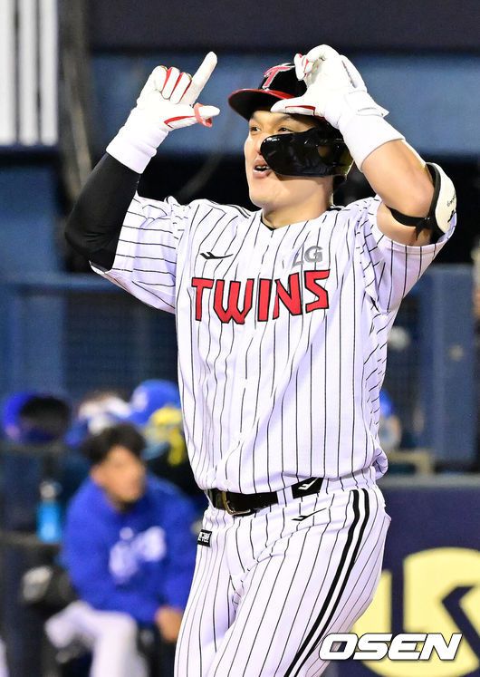 [OSEN=잠실, 민경훈 기자] 16일 서울 잠실야구장에서 2025 신한 SOL Bank KBO리그 LG 트윈스와 삼성 라이온즈의 경기가 열린다.이날 LG는 임찬규, 삼성은 최원태를 선발로 예고했다.5회말 무사 주자 1,2루 LG 박동원이 좌월 스리런 홈런을 때린 후 홈을 밟으며 세리머니를 하고 있다. 2025.04.16 / rumi@osen.co.kr