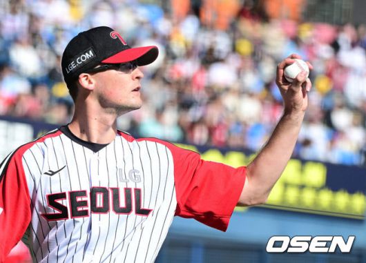 [OSEN=잠실, 지형준 기자] 4일 오후 서울 잠실야구장에서 2025 신한 SOL Bank KBO리그 LG 트윈스와 SSG 랜더스의 경기가 열렸다.이날 엘리에이저 에르난데스의 부상 대체 외국인투수로 LG에 입단한 코엔 윈이 KBO리그 데뷔전을 갖는다. SSG 선발은 박종훈.6회초 수비를 마치고 LG 코엔 윈이 볼을 건네 받으며 더그아웃으로 향하고 있다. 2025.05.04 /jpnews@osen.co.kr