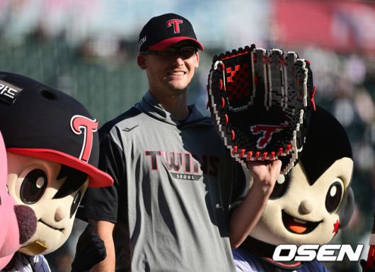 [OSEN=잠실, 지형준 기자] 프로야구 LG 트윈스가 2연승을 달리며 주말 3연전 위닝시리즈를 챙겼다.LG는 4일 서울 잠실구장에서 열린 ‘2025 신한은행 SOL Bank KBO리그’ SSG 랜더스와의 경기에서 12-4로 승리했다. 이날 승리로 2연승을 거두고 주말 3연전 위닝시리즈를 가져갔다.경기를 마치고 LG 코엔 윈이 승리 수훈 선수 인터뷰를 마치고 포즈를 취하고  있다. 2025.05.04 /jpnews@osen.co.kr