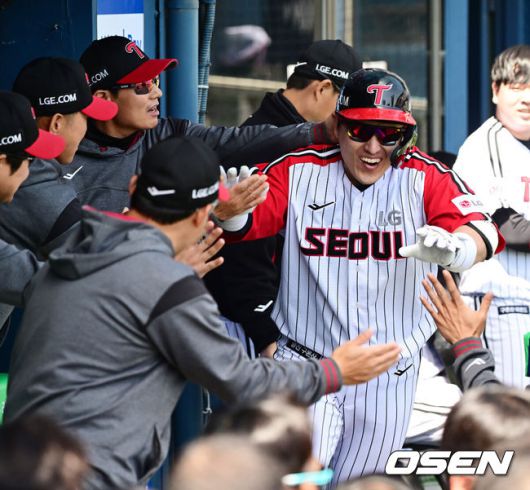 [OSEN=잠실, 지형준 기자] 4일 오후 서울 잠실야구장에서 2025 신한 SOL Bank KBO리그 LG 트윈스와 SSG 랜더스의 경기가 열렸다.이날 엘리에이저 에르난데스의 부상 대체 외국인투수로 LG에 입단한 코엔 윈이 KBO리그 데뷔전을 갖는다. SSG 선발은 박종훈.1회말 무사에서 LG 박동원이 문보경의 좌월 만루홈런에 이어 백투백 솔로포를 날리며 염경엽 감독과 기뻐하고 있다. 2025.05.04 /jpnews@osen.co.kr