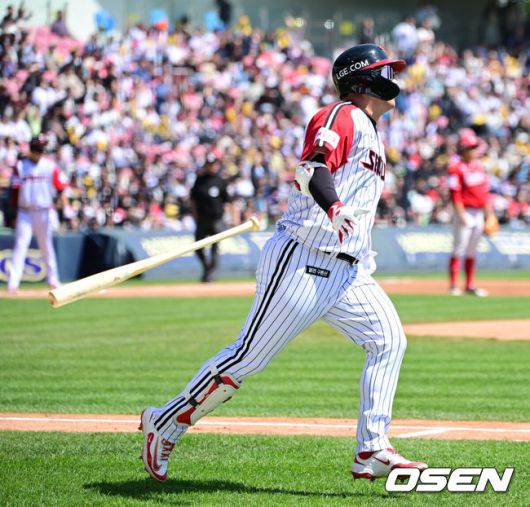 [OSEN=잠실, 지형준 기자] 4일 오후 서울 잠실야구장에서 2025 신한 SOL Bank KBO리그 LG 트윈스와 SSG 랜더스의 경기가 열렸다.이날 엘리에이저 에르난데스의 부상 대체 외국인투수로 LG에 입단한 코엔 윈이 KBO리그 데뷔전을 갖는다. SSG 선발은 박종훈.1회말 무사 만루에서 LG 문보경이 좌월 만루홈런을 날리며 기뻐하고 있다. 2025.05.04 /jpnews@osen.co.kr