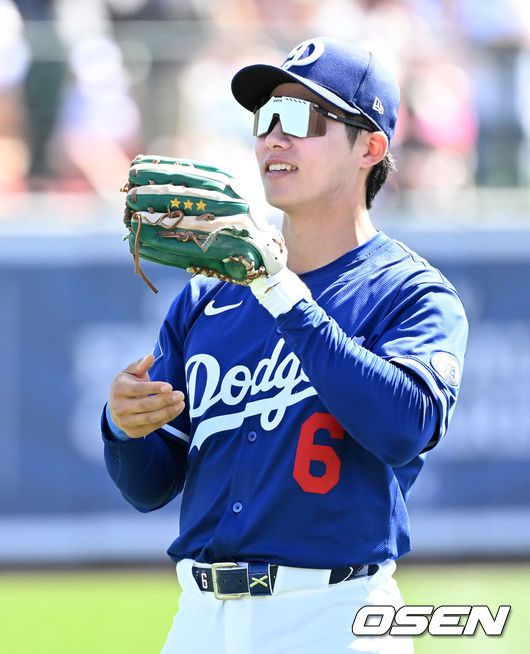 [OSEN=글렌데일(미국), 이대선 기자] '코리안 데이'였다.이정후(샌프란시스코 자이언츠)와 김혜성(LA 다저스)이 맞대결에서 나란히 맹활약했다. LA 다저스와 샌프란시스코 자이언츠는 2일(이하 한국시간) 미국 애리조나주 글렌데일의 캐멀백 랜치에서 2025 메이저리그 시범경기를 치렀다.이날 김혜성은 8번 유격수로,이정후는 3번 중견수로 각각 선발 출장했다. 이정후가 총알 2루타로 선제 타점을 올리자, 7푼 타율로 마음고생을 하던 김혜성은 시범경기 첫 홈런포를 터뜨렸다.LA 다저스 김혜성이 샌프란시스코 자이언츠 이정후 인사에 미소를 짓고 있다. 2025.03.02 / sunday@osen.co.kr