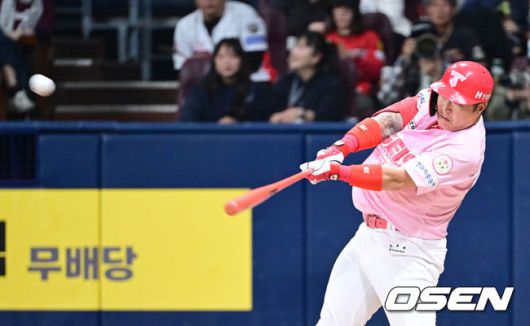 [OSEN=고척, 최규한 기자] 5일 서울 고척스카이돔에서 ‘2025 신한 SOL Bank KBO리그’ 키움 히어로즈와 KIA 타이거즈의 경기가 열렸다.이날 홈팀 키움은 박윤하, 방문팀 KIA는 양현종을 선발로 내세웠다.6회초 무사 1, 3루 상황 KIA 최형우가 달아나는 중월 스리런포를 날리고 있다. KBO리그 통산 4번째 400홈런 기록. 2025.05.05 / dreamer@osen.co.kr