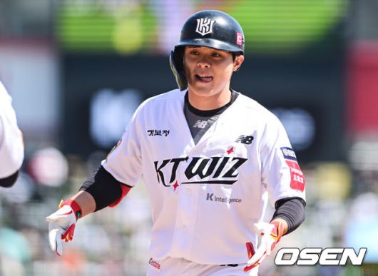 [OSEN=수원, 조은정 기자]4일 오후 수원 KT위즈파크에서 ‘2025 신한 SOL Bank KBO리그’ KT 위즈와 키움 히어로즈의 경기가 열렸다.이날 경기에 홈팀 KT는 쿠에바스, 원정팀 키움은 김선기를 선발로 내세웠다.2회말 KT 선두타자 권동진이 선두타자 안타를 날리고 있다. 2025.05.04 /cej@osen.co.kr