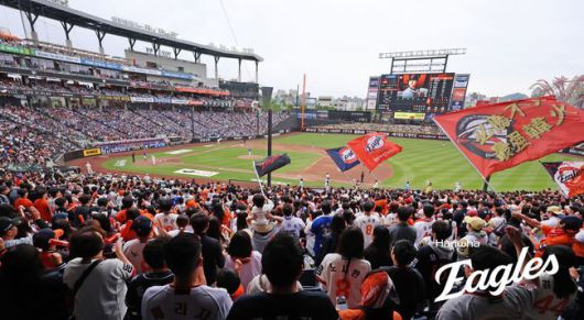 한화가 5일 대전 한화생명볼파크에서 열린 섬성과의 홈경기에서 시즌 14번째 매진(1만7000석)을 이뤘다. /한화 이글스 제공