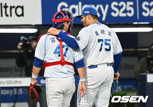 [OSEN=대구, 이석우 기자] 26일 대구삼성라이온즈파크에서 2025 신한 SOL 뱅크 KBO 리그 삼성 라이온즈와 NC 다이노스의 경기가 열렸다. 홈팀 삼성은 후라도가, 방문팀 NC는 이용찬이 선발 출전했다. 삼성 라이온즈 선발 투수 후라도가 7회초 수비를 마치고 강민호와 어깨동무를 하고 있다. 2025.04.26 / foto0307@osen.co.kr