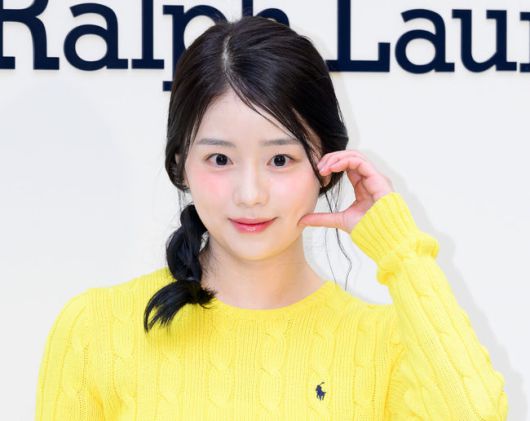 [OSEN=이대선 기자] 26일 서울 사운즈 한남에서 패션 브랜드의 여성 스토어 오픈 기념 이벤트 포토콜이 열렸다.이날 행사에는 에스파 윈터, 아이브 레이, 배우 홍화연, 채서안이 참석해 자리를 빛냈다.배우 채서안이 포토타임을 가지고 있다. 2025.03.26 / sunday@osen.co.kr