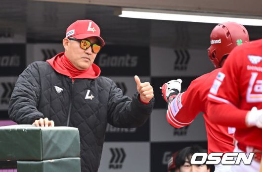 [OSEN=부산, 이석우 기자] 5일 부산 사직야구장에서 2025 신한 SOL 뱅크 KBO 리그 롯데 자이언츠와 SSG 랜더스의 경기가 열렸다. 홈팀 롯데는 이민석, 방문팀 SSG는 화이트가 선발 출전했다.SSG 랜더스 최정이 1회초 무사 1,2루 좌월 3점 홈런(498호)를 치고 이숭용 감독과 하이파이브를 하고 있다. 2025.05.05 / foto0307@osen.co.kr