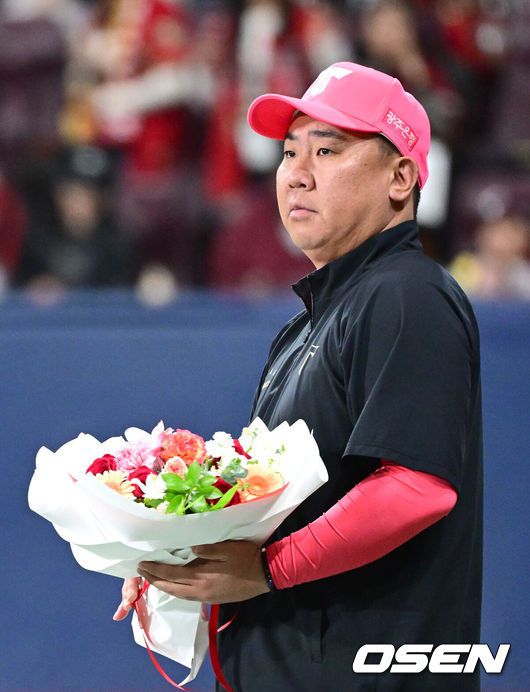 [OSEN=고척, 최규한 기자] 프로야구 KIA 타이거즈가 어린이날 경기에서 투타조화를 이루며 3연패를 끊었다.KIA는 5일 서울 고척스카이돔에서 열린 ‘2025 신한은행 SOL Bank KBO리그’ 키움 히어로즈와의 어린이날 경기에서 13-1 대승을 거두며 3연패에서 탈출했다.선발 양현종은 6이닝 5피안타 2볼넷 5탈삼진 1실점 승리를 기록, 시즌 첫 승을 수확하며 KBO리그 역대 두 번째로 통산 180승을 기록했고 역대 최초 통산 2100탈삼진도 달성했다. 최형우는 4타수 4안타 1홈런 3타점 3득점 1볼넷으로 활약하며 팀 승리를 견인, KBO리그 역대 4번째로 400홈런 고지를 밟으면서 역대 최고령 400홈런 타자가 됐다. 경기를 마치고 승리투수 KIA 양현종의 개인 통산 180승을 축하하기 위해 이범호 감독이 꽃다발을 들고 있다. 2025.05.05 / dreamer@osen.co.kr