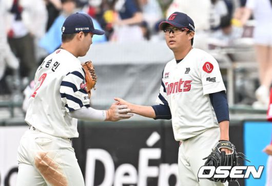 [OSEN=부산, 이석우 기자] 6일 부산 사직야구장에서 2025 신한 SOL 뱅크 KBO 리그 롯데 자이언츠와 SSG 랜더스의 경기가 열렸다. 홈팀 롯데는 박세웅, 방문팀 SSG는 문승원이 선발 출전했다.롯데 자이언츠 선발 투수 박세웅이 7회초 1사 1루 SSG 랜더스 김성현을 3루수 병살로 잡고 고승민과 하이파이브를 하고 있다. 2025.05.06 / foto0307@osen.co.kr