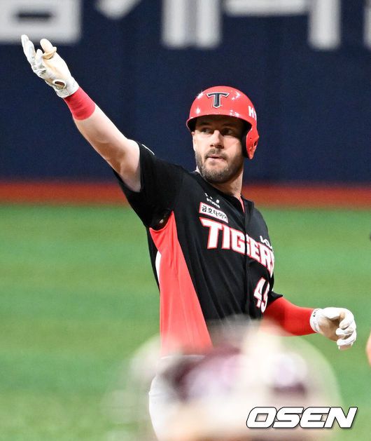 [OSEN=고척, 이대선 기자] 6일 오후 서울 고척스카이돔에서 2025 신한 SOL Bank KBO리그 키움 히어로즈와 KIA 타이거즈의 경기가 열렸다.키움은 조영건, 롯데는 김도현을 선발 투수로 내세웠다.2회초 1사 만루에서 KIA 위즈덤이 좌중간 2타점 적시타를 치고 환호하고 있다. 2025.05.06 /sunday@osen.co.kr