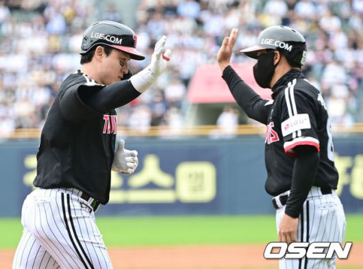 [OSEN=잠실, 최규한 기자] 6일 서울 잠실야구장에서 ‘2025 신한 SOL Bank KBO리그’ 두산 베아스와 LG 트윈스의 경기가 열렸다.이날 두산은 최원준, LG는 요니 치리노스를 선발로 내세웠다.2회초 무사 선두타자로 나선 LG 박동원이 다시 앞서가는 좌월 솔로포를 날리고 그라운드를 돌고 있다. 2025.05.06 / dreamer@osen.co.kr