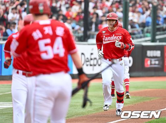 [OSEN=부산, 이석우 기자] 5일 부산 사직야구장에서 2025 신한 SOL 뱅크 KBO 리그 롯데 자이언츠와 SSG 랜더스의 경기가 열렸다. 홈팀 롯데는 이민석, 방문팀 SSG는 화이트가 선발 출전했다.SSG 랜더스 최정이 1회초 무사 1,2루 좌월 3점 홈런(498호)를 치고 그라운드를 돌고 있다. 2025.05.05 / foto0307@osen.co.kr