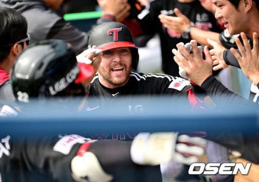 [OSEN=잠실, 최규한 기자] 6일 서울 잠실야구장에서 ‘2025 신한 SOL Bank KBO리그’ 두산 베아스와 LG 트윈스의 경기가 열렸다.이날 두산은 최원준, LG는 요니 치리노스를 선발로 내세웠다.6회초 무사 1, 2루 상황 LG 오스틴이 달아나는 좌중간 스리런포를 날리고 홈을 밟은 뒤 동료들과 기뻐하고 있다. 2025.05.06 /