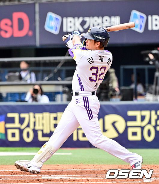 [OSEN=잠실, 박준형 기자]  5일 오후 서울 잠실구장에서 ‘2025 신한 SOL BANK KBO리그’ 두산 베어스와 LG 트윈스의 경기가 진행됐다.이날 경기에는 두산은 콜어빈을 LG은 송승기를 선발투수로 내세웠다.1회말 2사 2루 두산 김재환이 선취 1타점 적시타를 날리고 있다.     2025.05.05 / soul1014@osen.co.kr