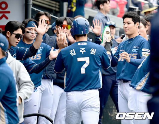 [OSEN=수원, 김성락 기자] 6일 오후 수원 KT위즈파크에서 ‘2025 신한 SOL Bank KBO리그’ KT 위즈와 NC 다이노스의 경기가 열렸다.홈팀 KT는 헤이수스, 원정팀 NC는 라일리를 선발로 내세웠다. 1회초 2사 1, 3루 NC 김형준의 선취 1타점 적시타 때 3루주자 김주원이 득점을 올린 뒤 더그아웃에서 동료 선수들과 기쁨을 나누고 있다. 2025.05.06 / ksl0919@osen.co.kr