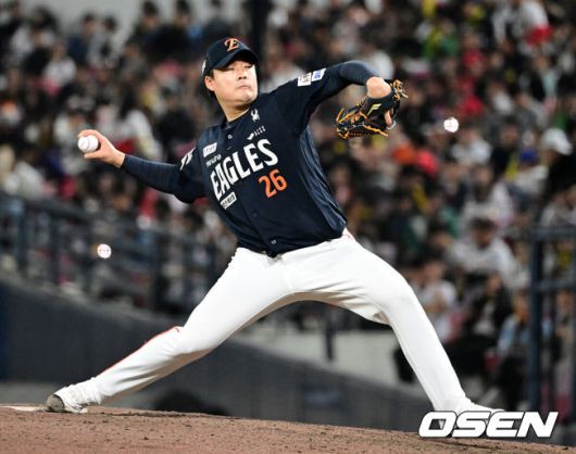 [OSEN=광주, 지형준 기자] 2일 오후 광주-기아 챔피언스필드에서 2025 신한 SOL Bank KBO리그 KIA 타이거즈와 한화 이글스의 경기가 열렸다.5연승에 도전하는 한화는 엄상백을, 연패를 막아야 하는 KIA는 아담 올러를 선발로 내세웠다.8회말 한화 한승혁이 역투하고 있다. 2025.05.02 /jpnews@osen.co.kr