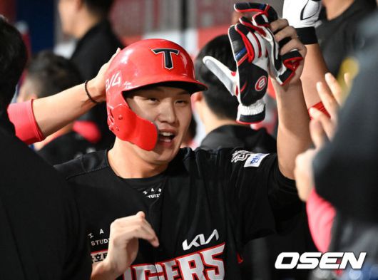 [OSEN=고척, 이대선 기자] 6일 오후 서울 고척스카이돔에서 2025 신한 SOL Bank KBO리그 키움 히어로즈와 KIA 타이거즈의 경기가 열렸다.키움은 조영건, 롯데는 김도현을 선발 투수로 내세웠다.8회초 무사 1,2루에서 KIA 김규성의 우전 적시타 때 홈을 밟은 오선우가 환호하고 있다. 2025.05.06 /sunday@osen.co.kr