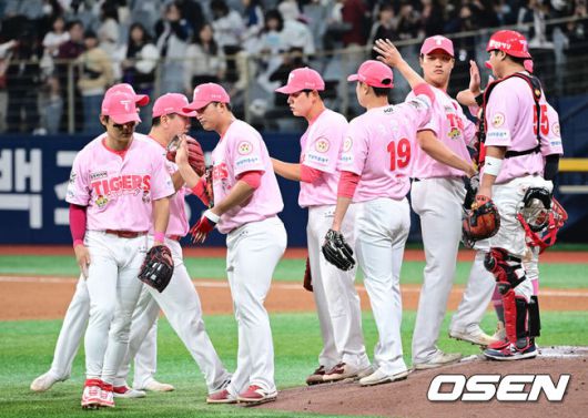 [OSEN=고척, 최규한 기자] 프로야구 KIA 타이거즈가 어린이날 경기에서 투타조화를 이루며 3연패를 끊었다.KIA는 5일 서울 고척스카이돔에서 열린 ‘2025 신한은행 SOL Bank KBO리그’ 키움 히어로즈와의 어린이날 경기에서 13-1 대승을 거두며 3연패에서 탈출했다.선발 양현종은 6이닝 5피안타 2볼넷 5탈삼진 1실점 승리를 기록, 시즌 첫 승을 수확하며 KBO리그 역대 두 번째로 통산 180승을 기록했고 역대 최초 통산 2100탈삼진도 달성했다. 최형우는 4타수 4안타 1홈런 3타점 3득점 1볼넷으로 활약하며 팀 승리를 견인, KBO리그 역대 4번째로 400홈런 고지를 밟으면서 역대 최고령 400홈런 타자가 됐다. 경기를 마치고 승리한 KIA 선수들이 하이파이브를 나누고 있다. 2025.05.05 / dreamer@osen.co.kr