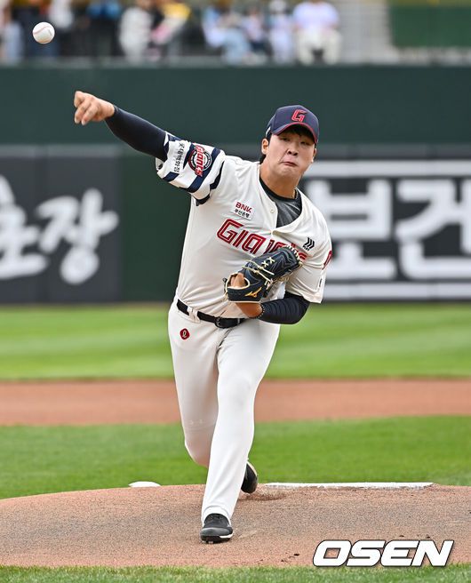 [OSEN=부산, 이석우 기자] 5일 부산 사직야구장에서 2025 신한 SOL 뱅크 KBO 리그 롯데 자이언츠와 SSG 랜더스의 경기가 열렸다. 홈팀 롯데는 이민석, 방문팀 SSG는 화이트가 선발 출전했다.롯데 자이언츠 선발 투수 이민석이 역투하고 있다. 2025.05.05 / foto0307@osen.co.kr