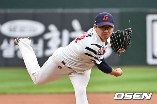 [OSEN=부산, 이석우 기자] 6일 부산 사직야구장에서 2025 신한 SOL 뱅크 KBO 리그 롯데 자이언츠와 SSG 랜더스의 경기가 열렸다. 홈팀 롯데는 박세웅, 방문팀 SSG는 문승원이 선발 출전했다.롯데 자이언츠 선발 투수 박세웅이 역투하고 있다. 2025.05.06 / foto0307@osen.co.kr
