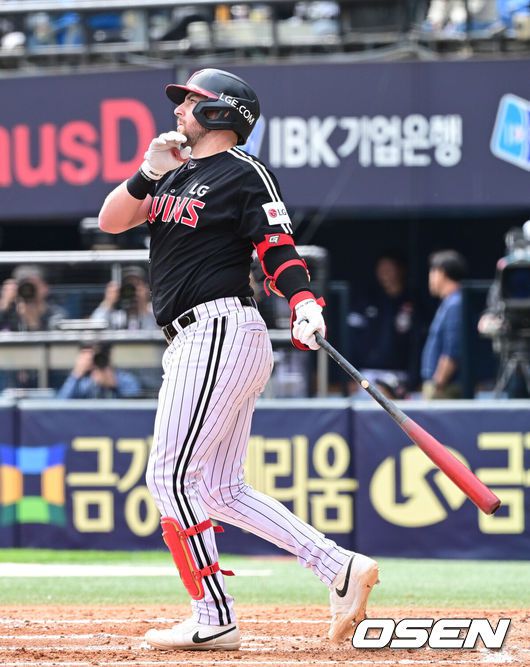 [OSEN=잠실, 최규한 기자] 6일 서울 잠실야구장에서 ‘2025 신한 SOL Bank KBO리그’ 두산 베아스와 LG 트윈스의 경기가 열렸다.이날 두산은 최원준, LG는 요니 치리노스를 선발로 내세웠다.6회초 무사 1, 2루 상황 LG 오스틴이 달아나는 좌중간 스리런포를 날리고 있다. 2025.05.06 / dreamer@osen.co.kr