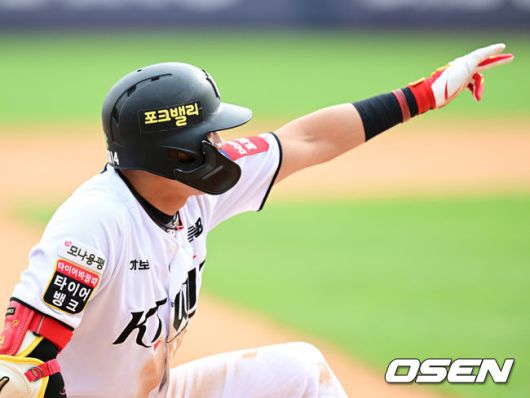 [OSEN=수원, 김성락 기자] 6일 오후 수원 KT위즈파크에서 ‘2025 신한 SOL Bank KBO리그’ KT 위즈와 NC 다이노스의 경기가 열렸다.홈팀 KT는 헤이수스, 원정팀 NC는 라일리를 선발로 내세웠다. 7회말 1사 1루 케이티 천성호가 1타점 적시 3루타를 날린 뒤 세리머니를 하고 있다. 2025.05.06 / ksl0919@osen.co.kr