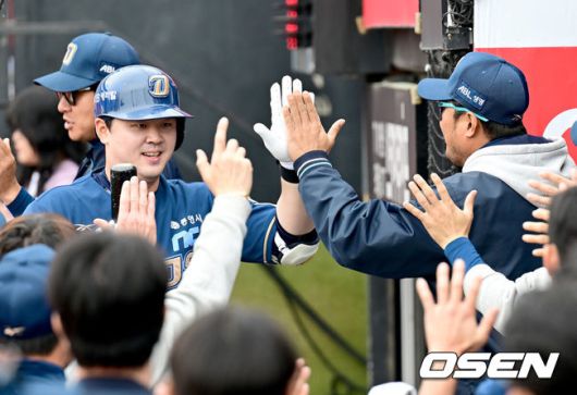 [OSEN=수원, 김성락 기자] 6일 오후 수원 KT위즈파크에서 ‘2025 신한 SOL Bank KBO리그’ KT 위즈와 NC 다이노스의 경기가 열렸다.홈팀 KT는 헤이수스, 원정팀 NC는 라일리를 선발로 내세웠다. 3회초 2사 1루 NC 김형준이 2점 홈런을 날린 뒤  더그아웃에서 이호준 감독과 하이파이브를 하고 있다. 2025.05.06 / ksl0919@osen.co.kr