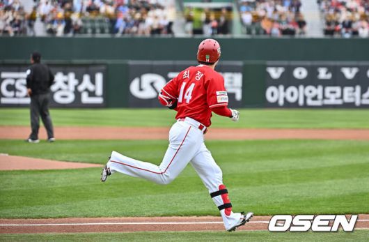 [OSEN=부산, 이석우 기자] 5일 부산 사직야구장에서 2025 신한 SOL 뱅크 KBO 리그 롯데 자이언츠와 SSG 랜더스의 경기가 열렸다. 홈팀 롯데는 이민석, 방문팀 SSG는 화이트가 선발 출전했다.SSG 랜더스 최정이 1회초 무사 1,2루 좌월 3점 홈런(498호)를 치고 타구를 바라보고 있다. 2025.05.05 / foto0307@osen.co.kr