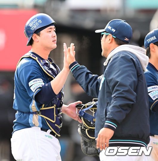[OSEN=수원, 김성락 기자] 6일 오후 수원 KT위즈파크에서 ‘2025 신한 SOL Bank KBO리그’ KT 위즈와 NC 다이노스의 경기가 열렸다.이날 경기는 NC 다이노스가 KT 위즈를 상대로 6-3으로 승리, 4연승을 달성했다. 경기 종료 후 NC 이호준 감독, 김형준이 하이파이브를 하고 있다. 2025.05.06 / ksl0919@osen.co.kr