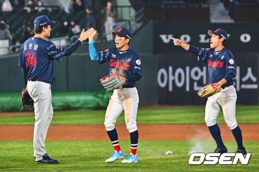 [OSEN=부산, 이석우 기자] 20250411 롯데 자이언츠 김원중, 장두성, 황성빈 145 2025.04.11 / foto0307@osen.co.kr