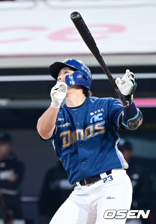 [OSEN=수원, 최규한 기자] 7일 경기도 수원 KT위즈파크에서 ‘2025 신한 SOL Bank KBO리그’ KT 위즈와 NC 다이노스의 경기가 열렸다.홈팀 KT는 소형준, 방문팀 NC는 목지훈을 선발로 내세웠다.9회초 1사 1, 3루 상황 NC 천재환이 달아나는 좌월 스리런포를 날리고 있다. 2025.05.07 / dreamer@osen.co.kr