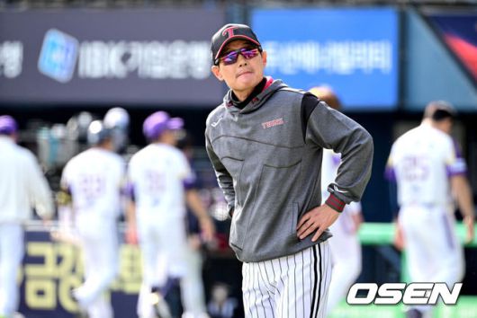 [OSEN=잠실, 최규한 기자] LG가 에이스 치리노스의 호투와 홈런 두 방을 앞세워 어린이날 패배를 설욕했다.프로야구 LG 트윈스는 6일 서울 잠실구장에서 열린 2025 신한 SOL뱅크 KBO리그 두산 베어스와의 시즌 5차전에서 5-1로 승리했다.LG는 전날 패배를 설욕하며 시즌 23승 13패를 기록했다. 원정 5연패 늪에서도 탈출했다. 반면 시즌 첫 4연승이 좌절된 두산은 15승 1무 20패가 됐다.경기를 마치고 승리한 LG 염경엽 감독이 관중석을 바라보고 있다. / 2025.05.06 / dreamer@osen.co.kr