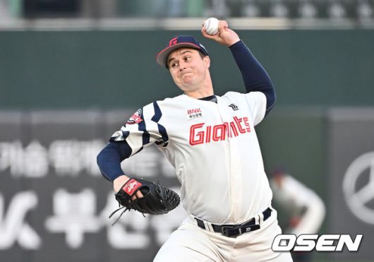 [OSEN=부산, 이석우 기자] 7일 부산 사직야구장에서 2025 신한 SOL 뱅크 KBO 리그 롯데 자이언츠와 SSG 랜더스의 경기가 열렸다. 홈팀 롯데는 데이비슨, 방문팀 SSG는 송영진이 선발 출전했다.롯데 자이언츠 선발 투수 데이비슨이 역투하고 있다. 2025.05.07 / foto0307@osen.co.kr