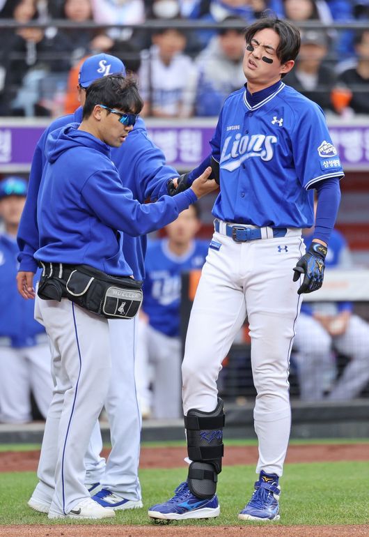 삼성 구자욱이 6일 대전 한화전에서 3회 류현진의 공에 오른쪽 팔꿈치를 맞은 뒤 통증을 호소하고 있다. /삼성 라이온즈 제공