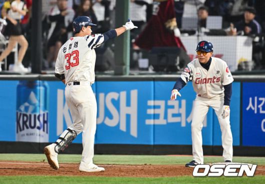 [OSEN=부산, 이석우 기자] 7일 부산 사직야구장에서 2025 신한 SOL 뱅크 KBO 리그 롯데 자이언츠와 SSG 랜더스의 경기가 열렸다. 홈팀 롯데는 데이비슨, 방문팀 SSG는 송영진이 선발 출전했다.롯데 자이언츠 손호영이 3회말 1사 1,2루 좌익수 왼쪽 1타점 안타를 치고 세리머니를 하고 있다. 2025.05.07 / foto0307@osen.co.kr