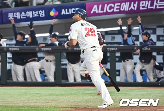 [OSEN=부산, 이석우 기자] 7일 부산 사직야구장에서 2025 신한 SOL 뱅크 KBO 리그 롯데 자이언츠와 SSG 랜더스의 경기가 열렸다. 홈팀 롯데는 데이비슨, 방문팀 SSG는 송영진이 선발 출전했다.롯데 자이언츠 레이예스가 3회말 1사 1,2루 우중월 3점홈런을 치고 있다. 2025.05.07 / foto0307@osen.co.kr