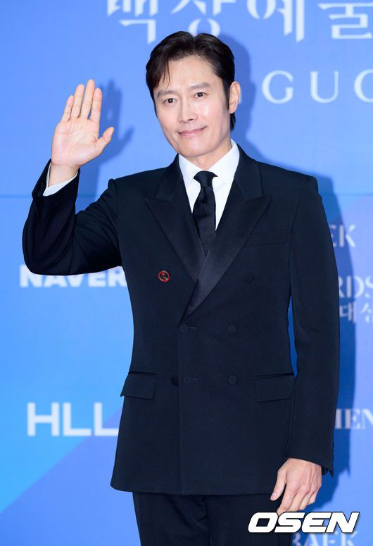 [OSEN=이대선 기자] 5일 오후 서울 강남구 코엑스 D홀에서 ‘제61회 백상예술대상 with 구찌’ 레드카펫 행사가 열렸다.방송·영화·연극을 아우르는 국내 유일무이 종합 예술 시상식 ‘제61회 백상예술대상 with 구찌’는 JTBC·JTBC2·JTBC4에서 동시 생중계, 프리즘·네이버TV·치지직에서 디지털 생중계된다.배우 이병헌이 레드카펫을 밟고 있다. 2025.05.05 /sunday@osen.co.kr