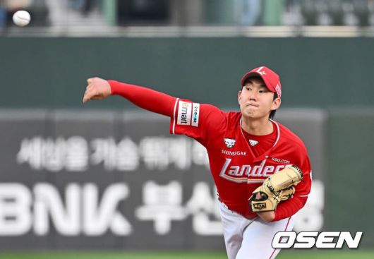 [OSEN=부산, 이석우 기자] 7일 부산 사직야구장에서 2025 신한 SOL 뱅크 KBO 리그 롯데 자이언츠와 SSG 랜더스의 경기가 열렸다. 홈팀 롯데는 데이비슨, 방문팀 SSG는 송영진이 선발 출전했다.SSG 랜더스 선발 투수 송영진이 역투하고 있다. 2025.05.07 / foto0307@osen.co.kr