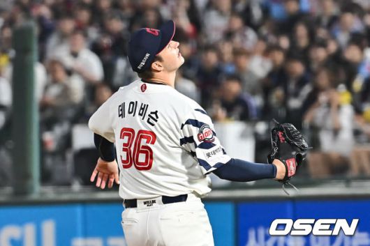 [OSEN=부산, 이석우 기자] 7일 부산 사직야구장에서 2025 신한 SOL 뱅크 KBO 리그 롯데 자이언츠와 SSG 랜더스의 경기가 열렸다. 홈팀 롯데는 데이비슨, 방문팀 SSG는 송영진이 선발 출전했다.롯데 자이언츠 선발 투수 데이비슨이 8회초 2사 3루 SSG 랜더스 조형우에게 좌익수 오른쪽 1타점 안타를 맞고 아쉬워하고 있다. 2025.05.07 / foto0307@osen.co.kr